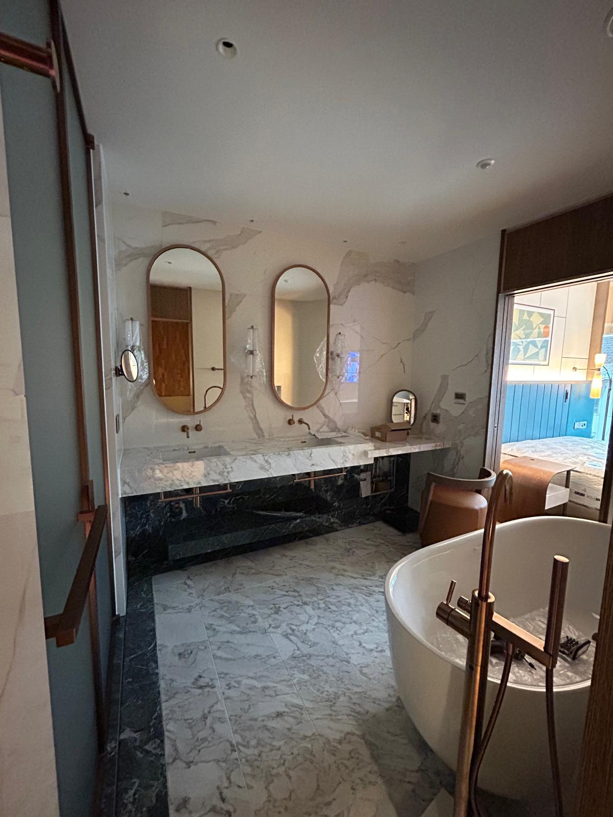 Badezimmer in Marmor kurz vor der Übergabe