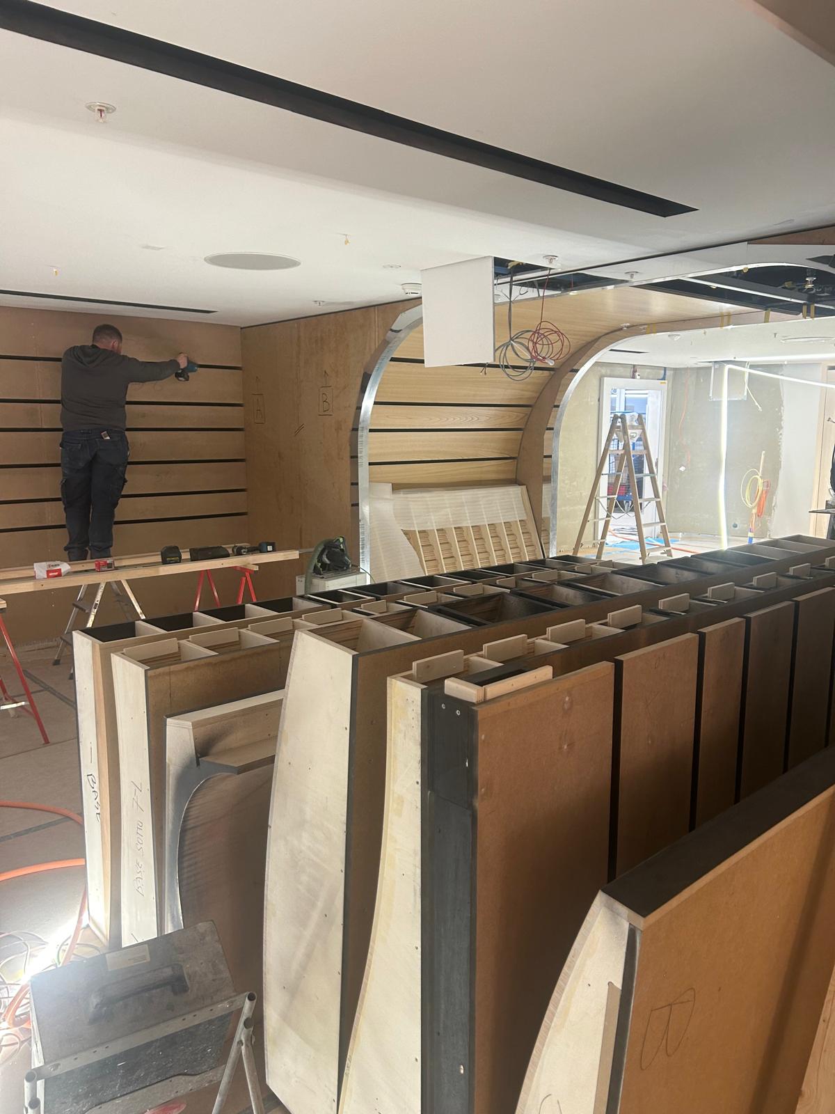 Montage einer Wandverkleidung im Ladenbau